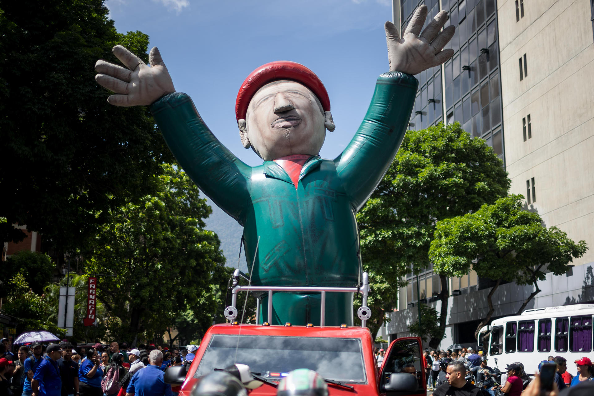 Fotografía de un inflable con la imagen del fallecido presidente de Venezuela, Hugo Chávez, durante un acto de cierre de campaña en Caracas (Venezuela) para los comicios regionales y parlamentarios de este domingo. EFE/ Miguel Gutiérrez
