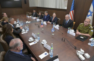La secretaria de Seguridad Nacional de Estados Unidos, Kristi Noem (i), se reúne con el primer ministro israelí, Benjamín Netanyahu (2-d), a su llegada este domingo a Jerusalén. EFE/Gobierno de Israel