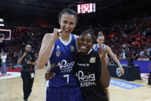 Las jugadoras de Valencia Basket, Alba Torrens (i) y Nadia Fingall (d), celebran su victoria en los play off de la final de la Liga Endesa tras derrotar a Casademont Zaragoza en el encuentro que han disputado hoy domingo en el Pabellón Príncipe Felipe de Zaragoza. EFE / Javier Cebollada.