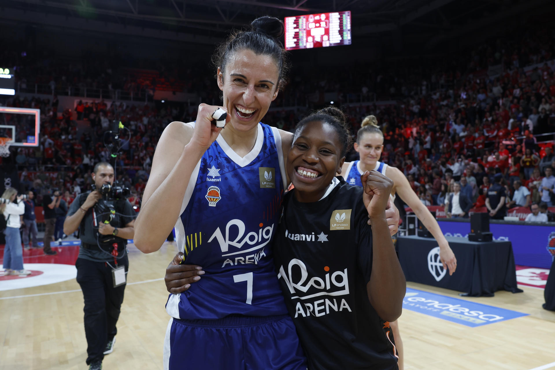 Las jugadoras de Valencia Basket, Alba Torrens (i) y Nadia Fingall (d), celebran su victoria en los play off de la final de la Liga Endesa tras derrotar a Casademont Zaragoza en el encuentro que han disputado hoy domingo en el Pabellón Príncipe Felipe de Zaragoza. EFE / Javier Cebollada.