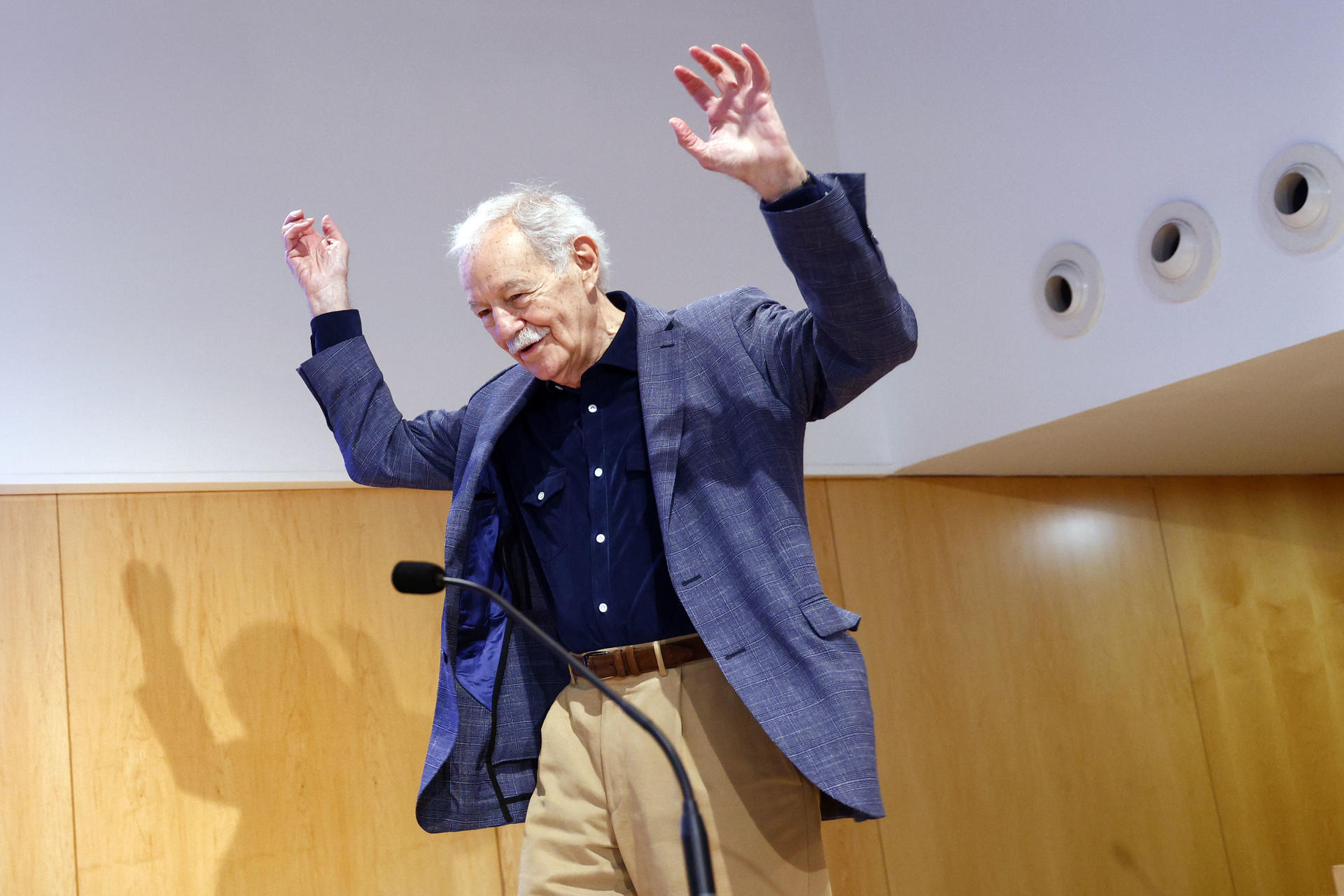 El escritor Eduardo Mendoza, una de las voces de la narrativa contemporánea más reconocidas por público y crítica, a su llegada a la rueda de prensa que ha ofrecido este miércoles en Barcelona, tras haber sido galardonado con el Premio Princesa de Asturias de las Letras 2025. EFE/Quique García
