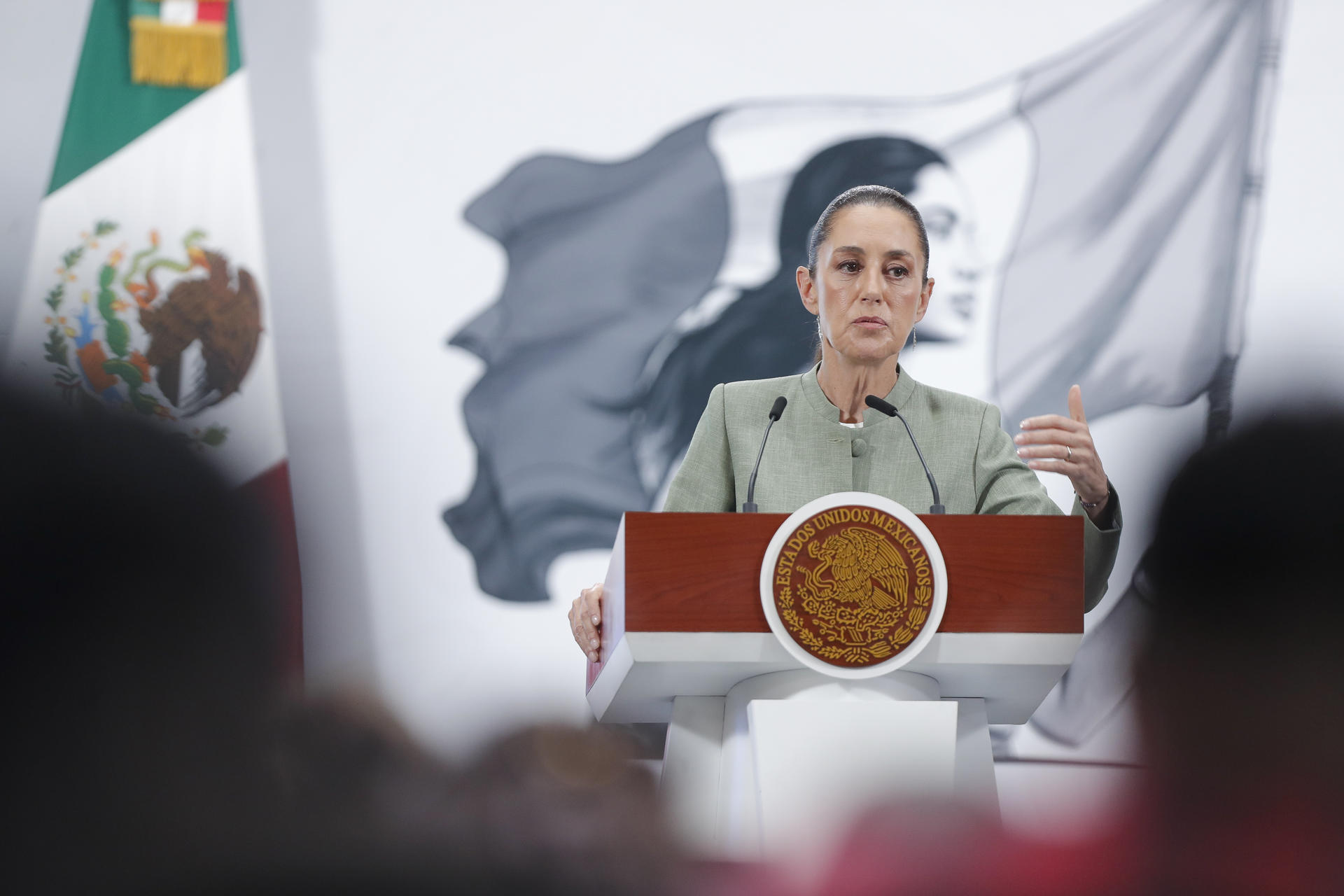 La presidenta de México, Claudia Sheinbaum, participa durante una rueda de prensa este miércoles en Palacio Nacional en Ciudad de México (México). EFE/ Isaac Esquivel