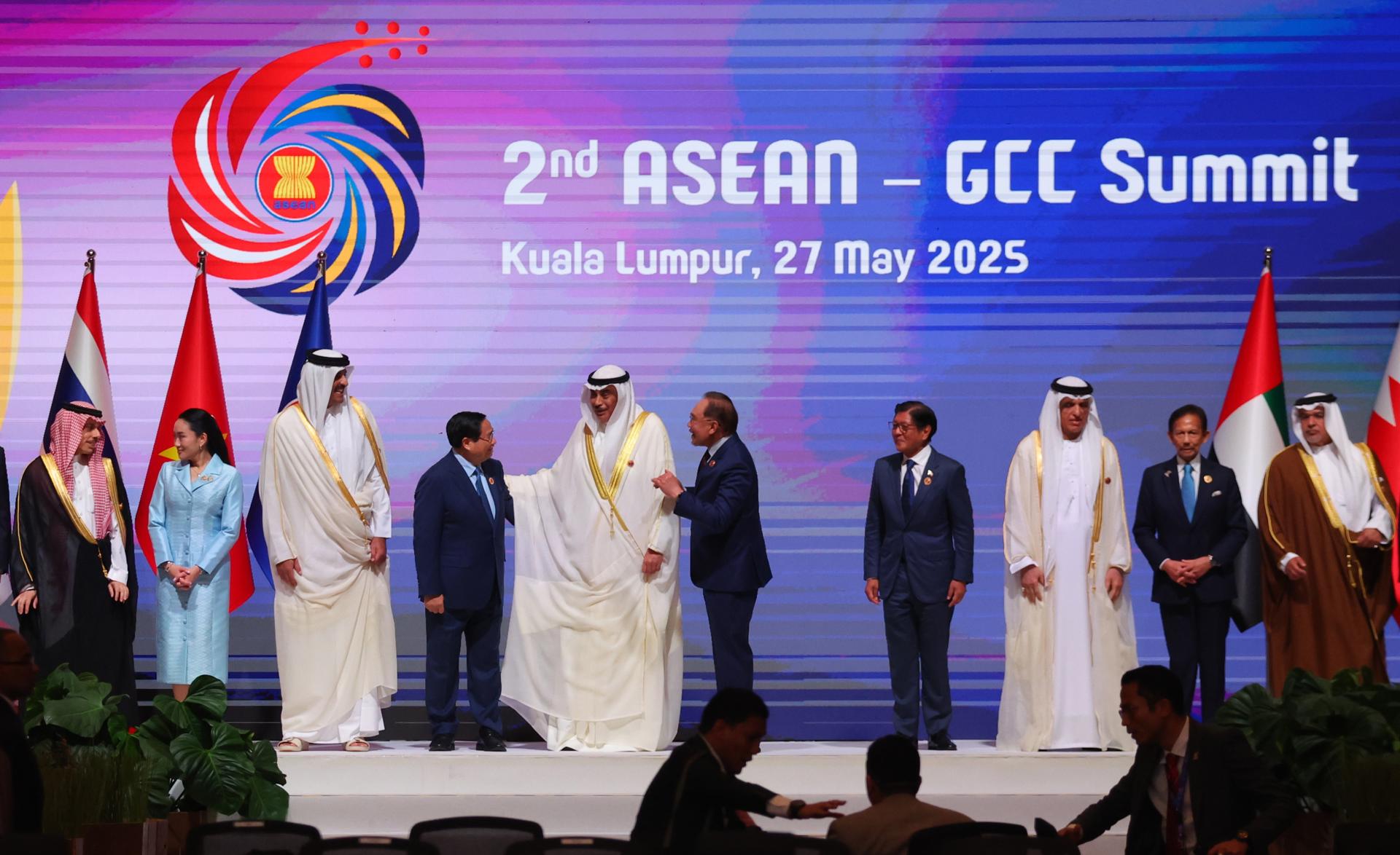 KUALA LUMPUR (Malaysia), 27/05/2025.- (L-R) Saudi Arabia's Foreign Minister Prince Faisal bin Farhan al-Saud; Thailand's Prime Minister Paetongtarn Shinawatra; Emir of Qatar, Sheikh Tamim bin Hamad Al Thani; Vietnam's Prime Minister Pham Minh Chinh; Crown Prince of Kuwait, Sheikh Sabah Khaled al-Hamad al-Sabah; Malaysia's Prime Minister Anwar Ibrahim; Philippines' President Ferdinand Marcos Jr.; ruler of the UAE's Emirate of Ras al-Khaimah, Sheikh Saud bin Saqr al Qasimi; Sultan of Brunei, Hassanal Bolkiah and Bahrain's Crown Prince Salman bin Hamad al-Khalifa greet each other before the 2nd ASEAN-Gulf Cooperation Council (GCC) Summit at the 46th Association of Southeast Asian Nations (ASEAN) Summit in Kuala Lumpur, Malaysia, 27 May 2025. (Bahrein, Malasia, Filipinas, Arabia Saudita, Tailandia, Catar) EFE/EPA/FAZRY ISMAIL