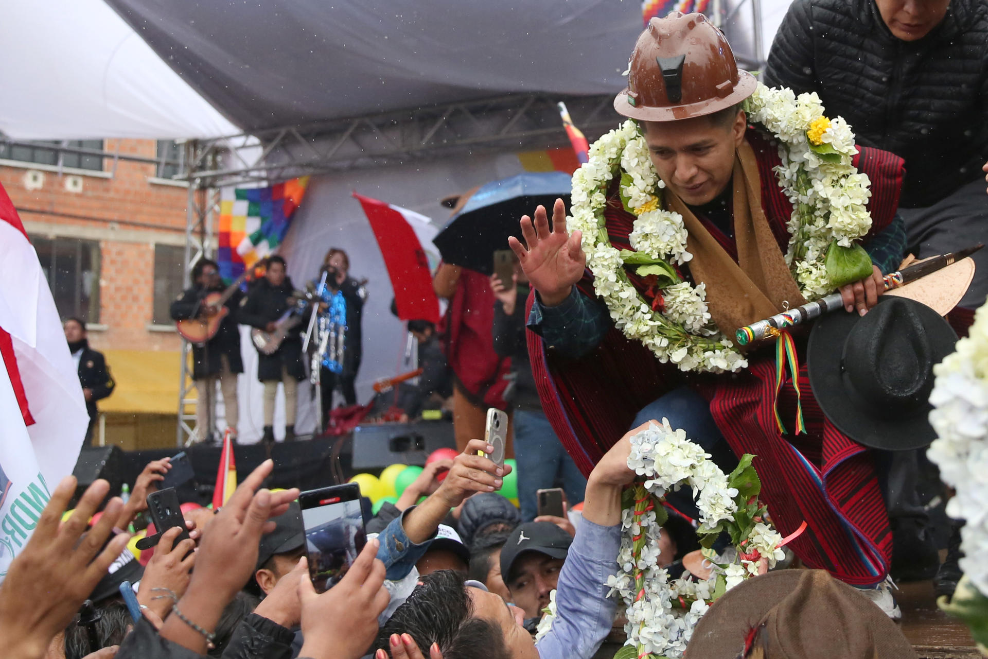El presidente del senado de Bolivia, Andrónico Rodríguez (d), participa en un acto donde es proclamado como candidato presidencial para los comicios electorales 2025 este sábado en El Alto (Bolivia). EFE/Luis Gandarillas