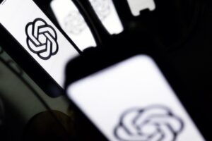 Imagen de archivo de un teléfono móvil con el logotipo de Chat GPT. EFE/EPA/ETIENNE LAURENT