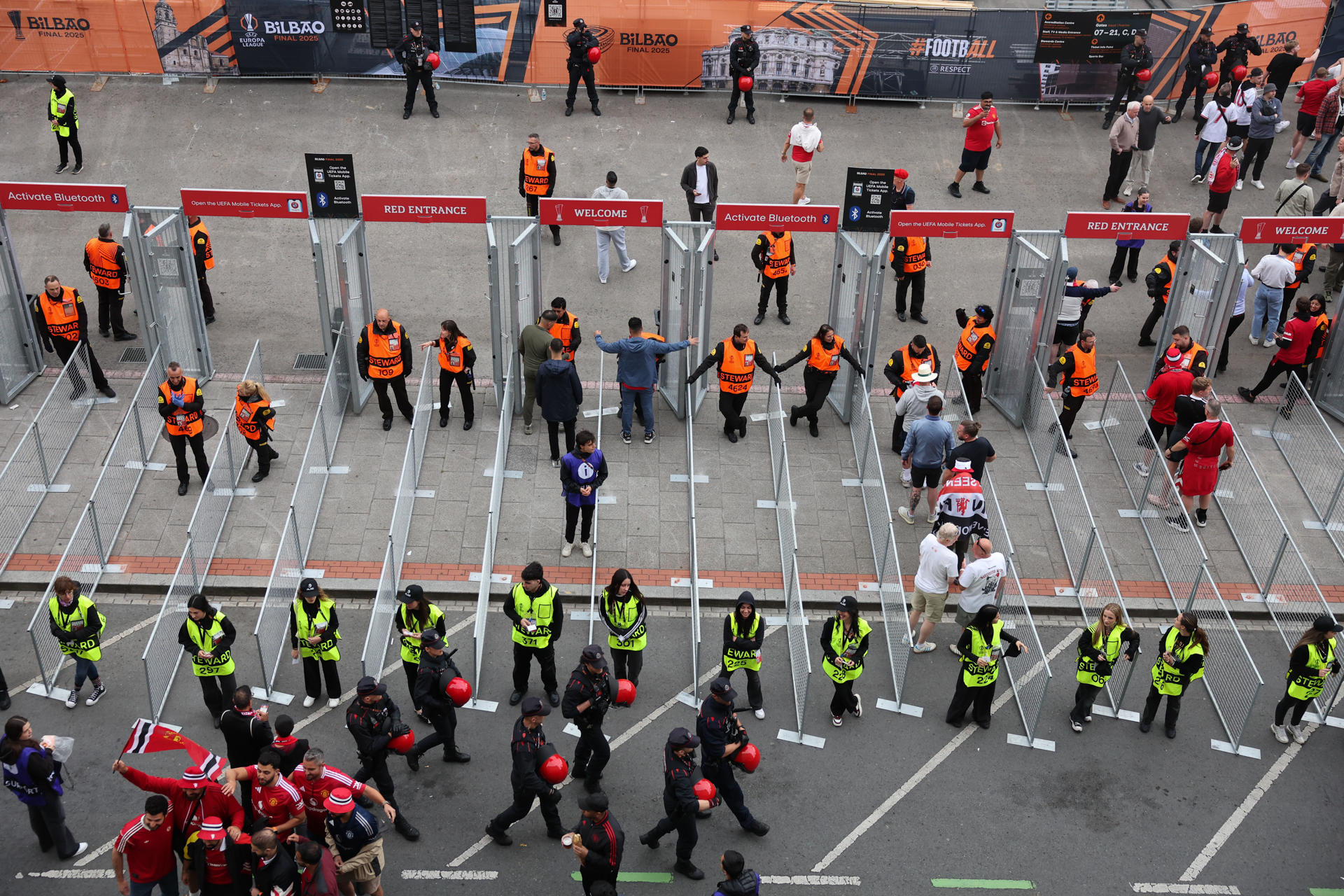 Fotografía de las inmediaciones del estadio de San Mamés en Bilbao donde este miércoles se va a celebrar la final de la Europa League entre en Tottenham y el Manchester. EFE/ LUIS TEJIDO