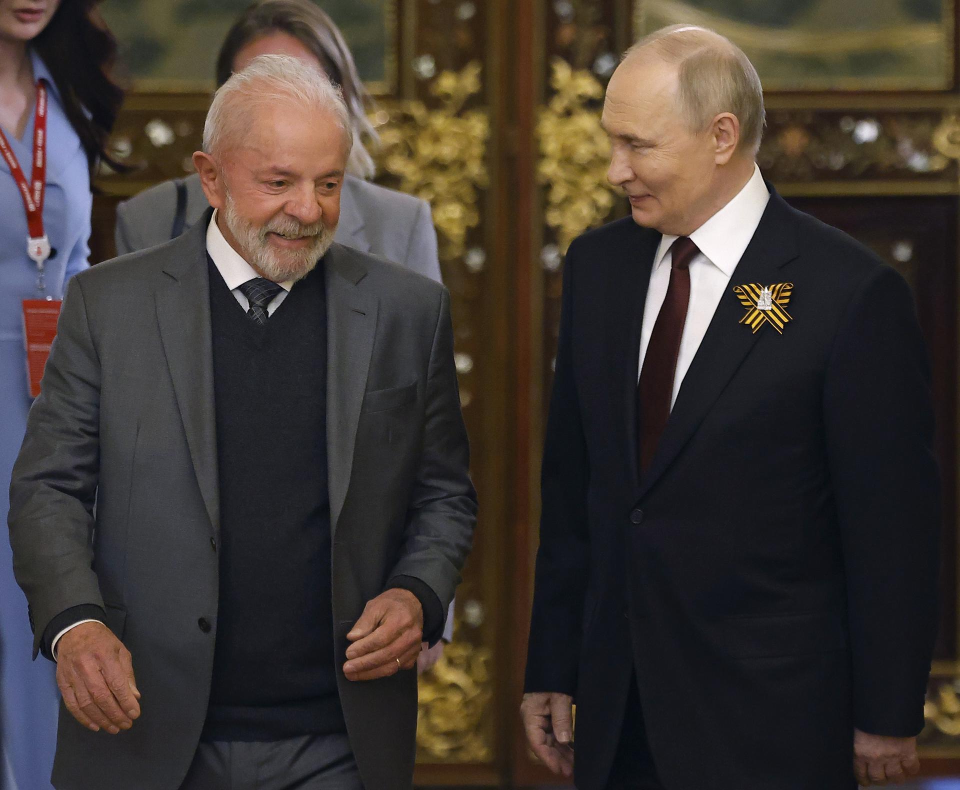 El presidente de Brasil, Lula da Silva (I), se reúne con el presidente ruso, Vladimir Putin (D), en el Kremlin de Moscú, Rusia, el 09 de mayo de 2025. Rusia conmemora el 80 aniversario de la victoria en la Segunda Guerra Mundial sobre la Alemania nazi y sus aliados. La Unión Soviética perdió 27 millones de personas en la guerra. (Brasil, Alemania, Rusia, Moscú) EFE/EPA/MAXIM SHEMETOV / POOL