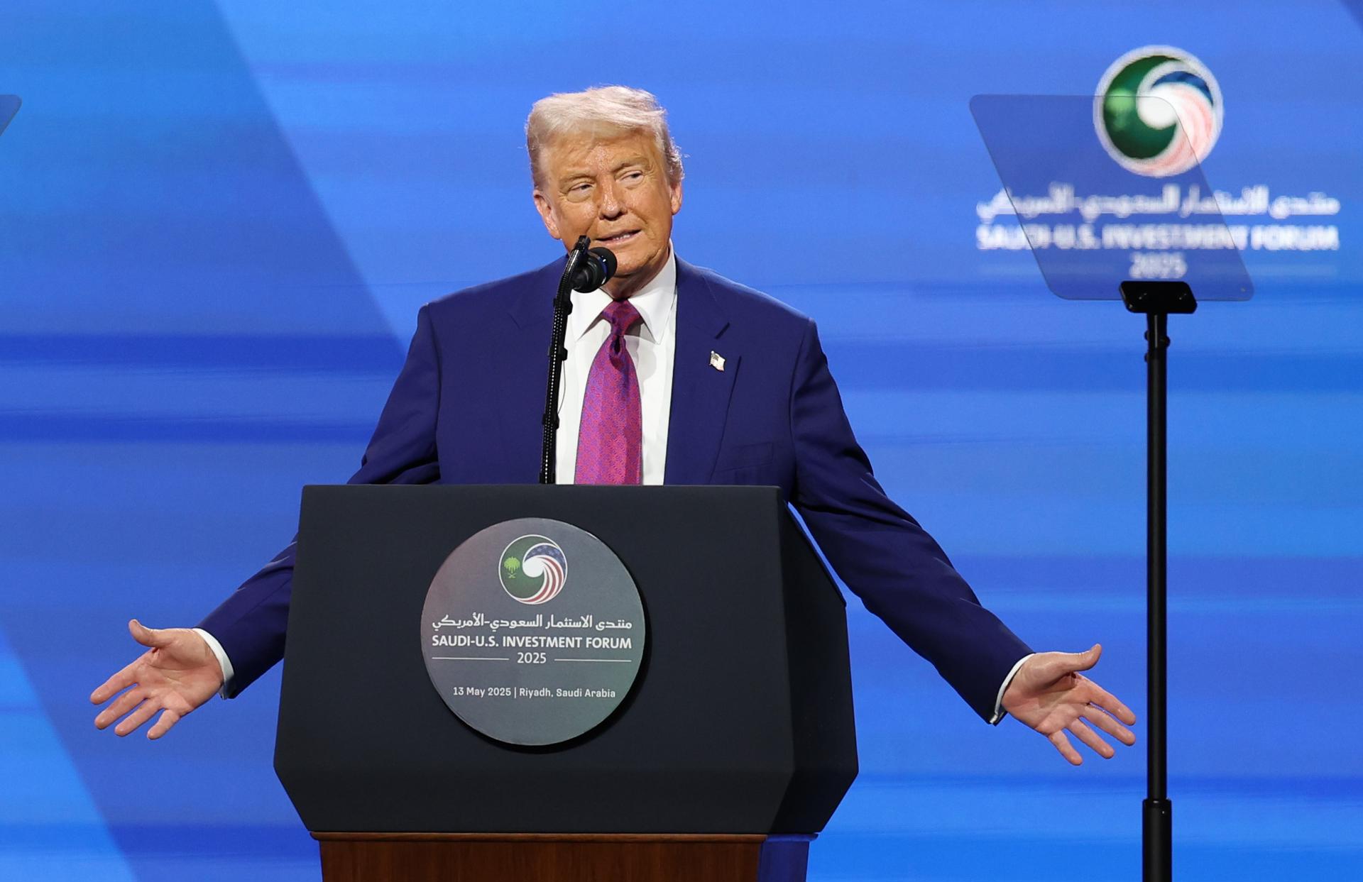 El presidente de los Estados Unidos, Donald Trump, asiste al discurso de apertura en el Foro de Inversión Saudí-Estadounidense en Riad, Arabia Saudí, el 13 de mayo de 2025. El foro tiene lugar durante la visita de Estado del presidente estadounidense Trump a Arabia Saudí el 13 de mayo. (Arabia Saudí) EFE/EPA/ALI HAIDER