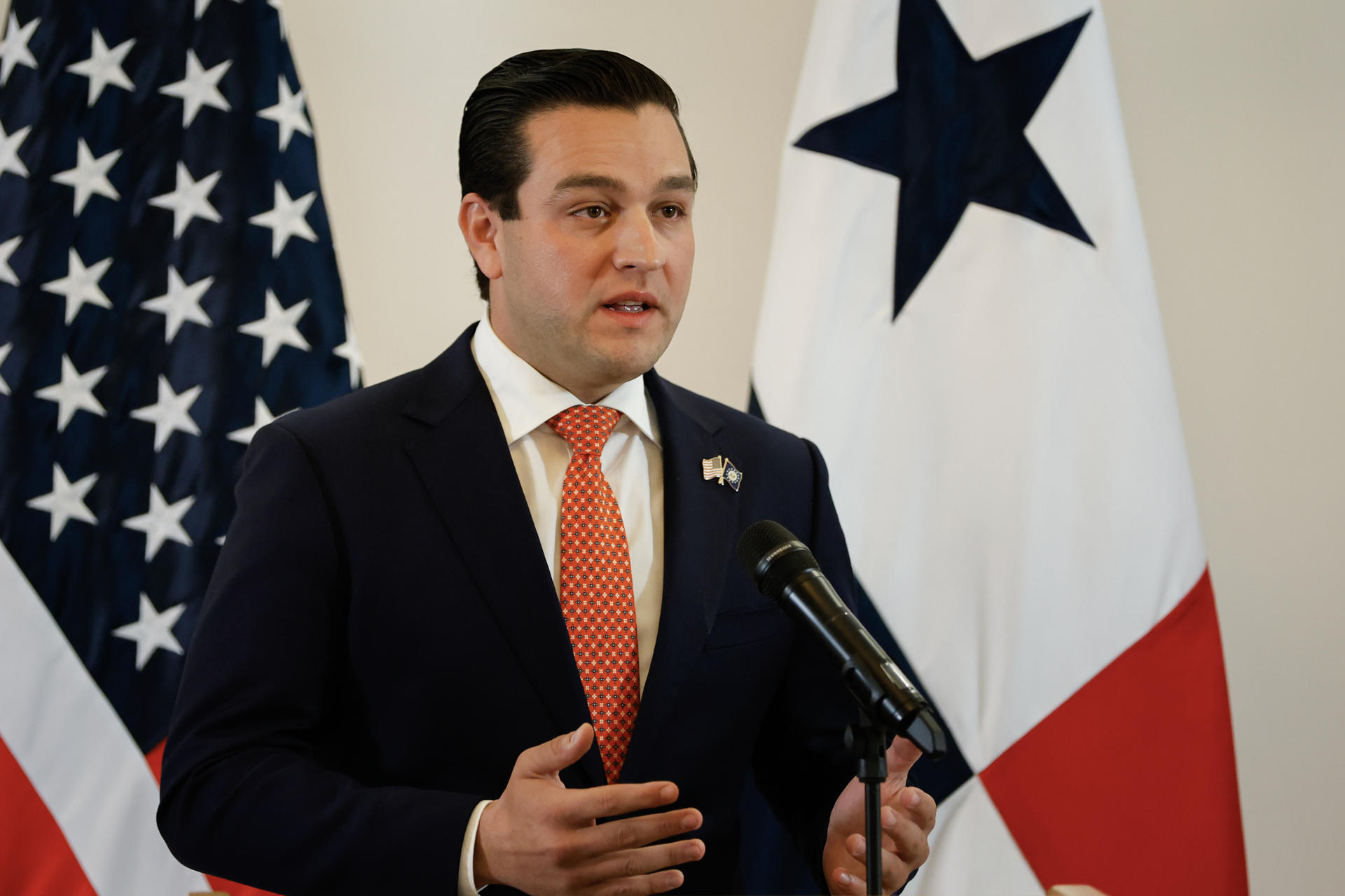 Fotografía de archivo, tomada el pasado 8 de mayo, del embajador de Estados Unidos en Panamá, Kevin Marino Cabrera, durante una rueda de prensa, en Ciudad de Panamá (Panamá). EFE/Bienvenido Velasco