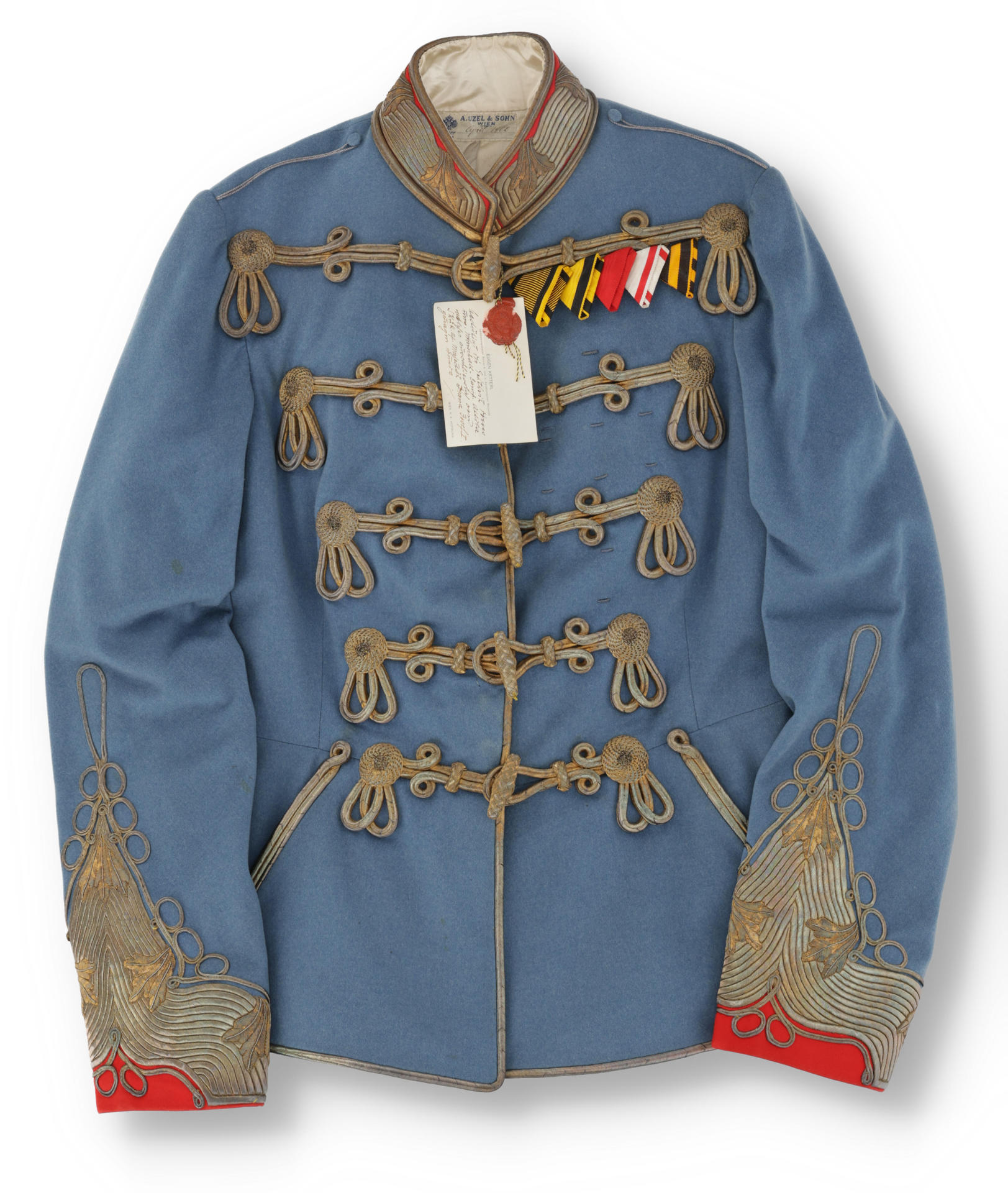 - Uniforme militar húngaro del emperador Francisco I. La navaja de afeitar, las pantuflas o un raro uniforme de Francisco José I y un retrato de la emperatriz Sisi, valorado en hasta 40.000 euros, son algunos de los 400 objetos de la antigua familia imperial austríaca y de otras casas reales europeas que serán subastados el próximo 12 de junio en Viena. EFE/ Dorotheum SOLO USO EDITORIAL/SOLO DISPONIBLE PARA ILUSTRAR LA NOTICIA QUE ACOMPAÑA (CRÉDITO OBLIGATORIO)R LA NOTICIA QUE ACOMPAÑA (CRÉDITO OBLIGATORIO)