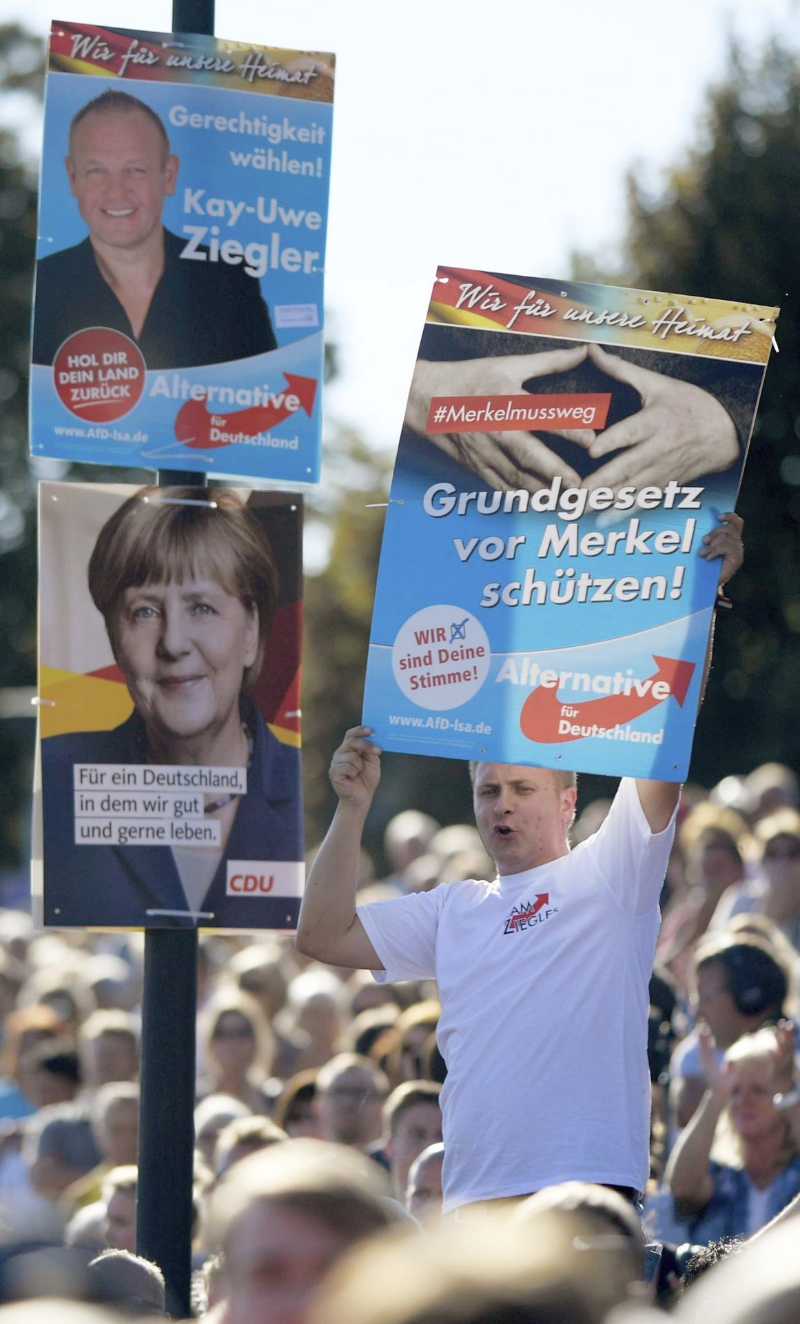Imagen de archivo de militantes de Alternativa por Alemania con pancartas contra la antigua canciller alemana, Angela Merkel. EFE/Clemens Bilan