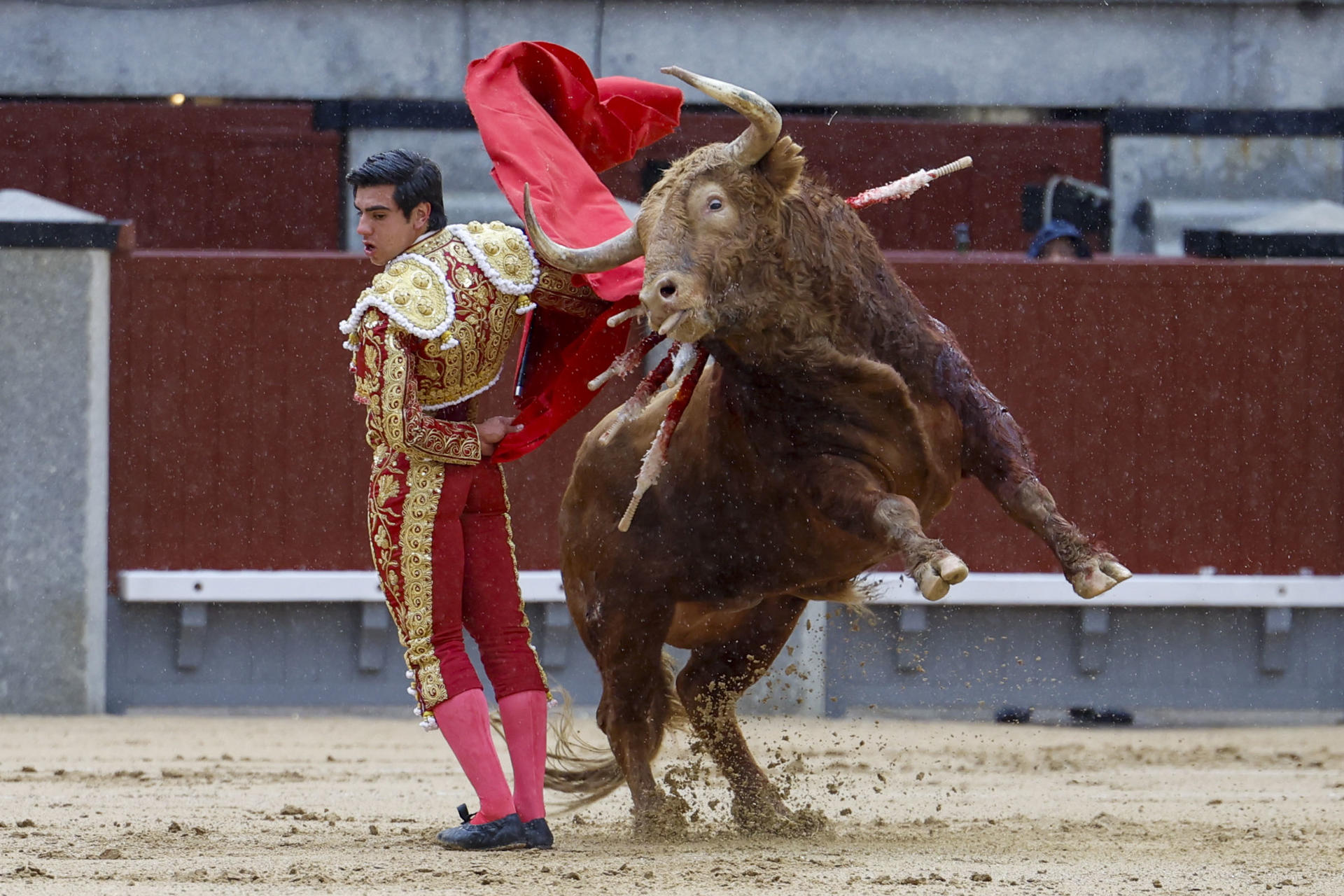El diestro venezolano Jesús Enrique Colombo lidia un toro este miércoles, durante el quinto festejo de la Feria de San Isidro 2025 celebrada en la plaza de toros de Las Ventas, en Madrid. EFE/ Juanjo Martín