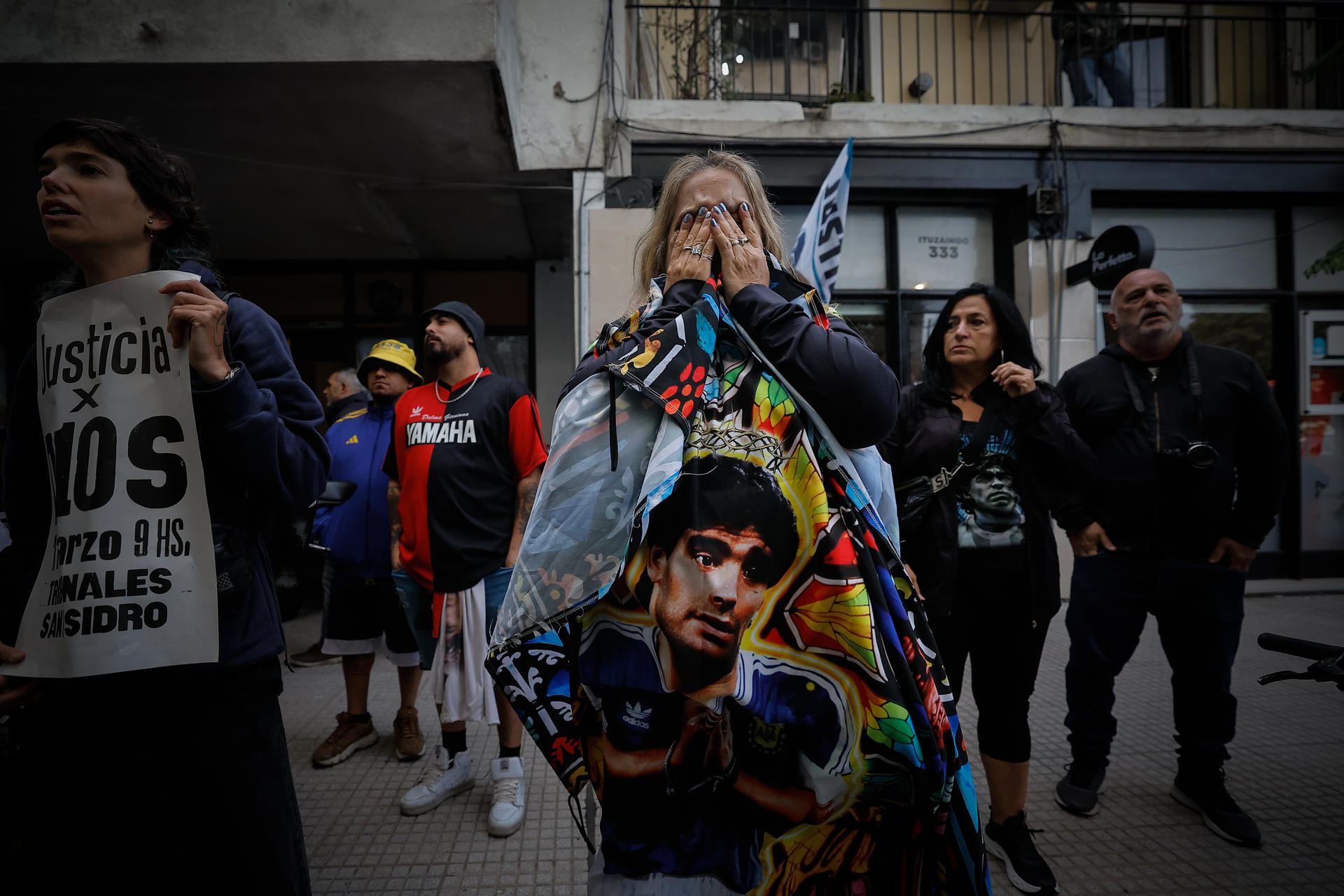 Fotografía de archivo de un grupo de simpatizantes del exfutbolista e ídolo argentino Diego Armando Maradona, frente a la sede de los tribunales de San Isidro, en Buenos Aires (Argentina). EFE/Juan Ignacio Roncoroni
