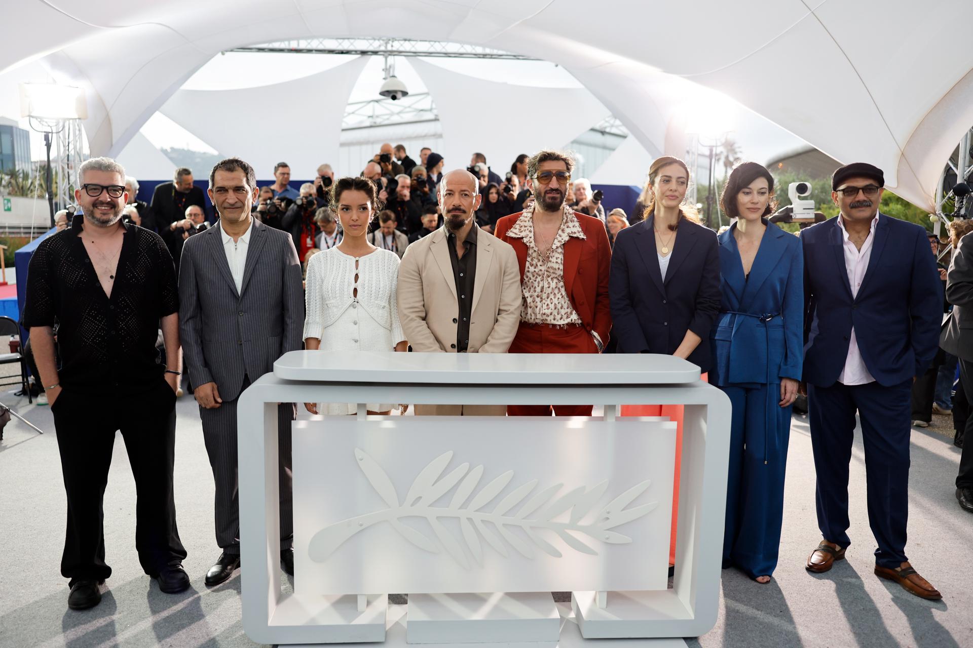 - (De izq. a dcha.) Ahmed Khairy, Amr Waked, Lyna Khoudri, el director Tarik Saleh, Fares Fares, Zineb Triki y Cherien Dabis asisten a la sesión de fotos de 'Eagles of the Republic (Les Aigles De La Republique)' durante el 78º Festival de Cine de Cannes, en Cannes, Francia, el 20 de mayo de 2025. El festival de cine se celebra del 13 al 24 de mayo de 2025. (Cine, Francia) EFE/EPA/GUILLAUME HORCAJUELO