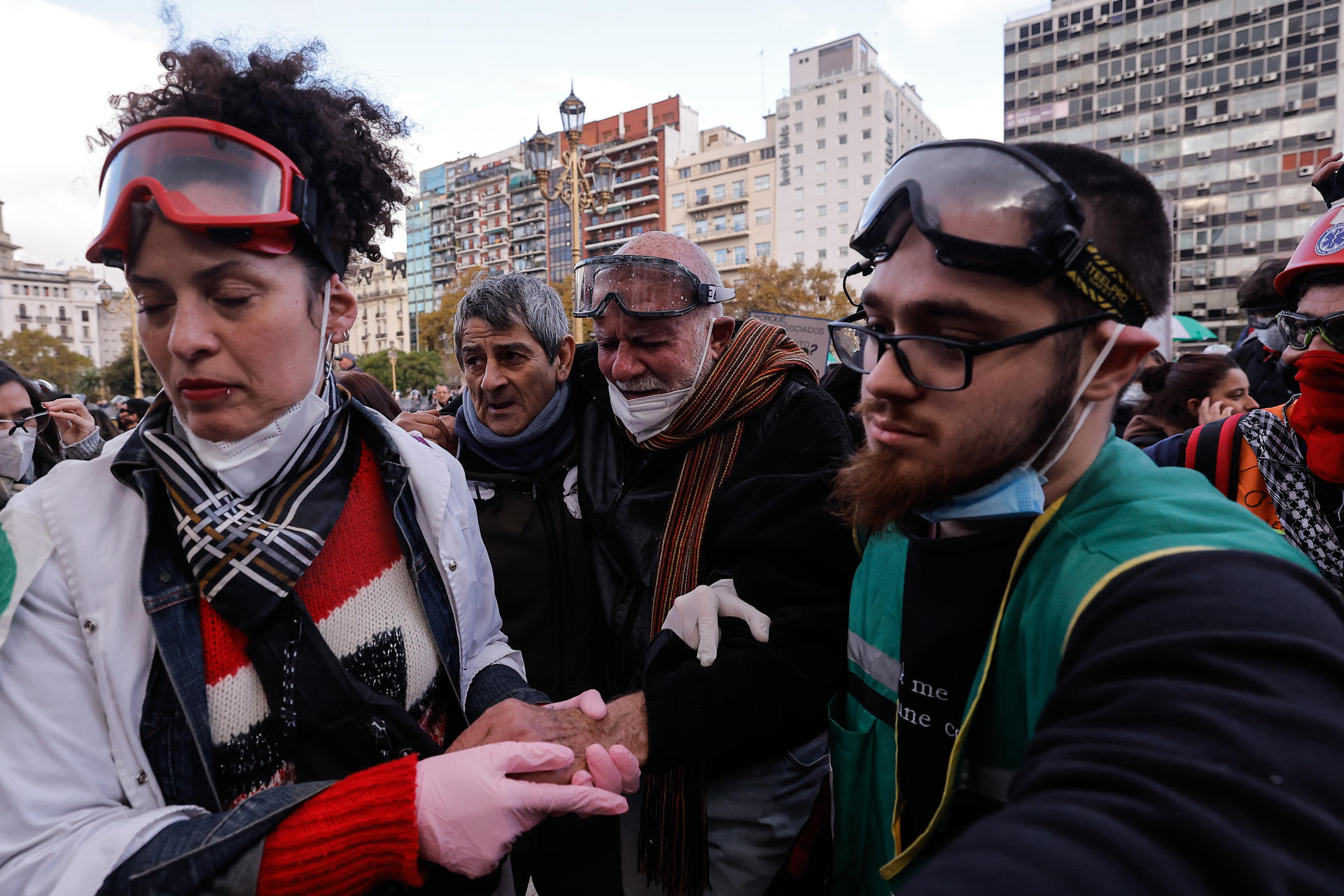 Un hombre recibe asistencia médica durante una marcha este miércoles, frente al Congreso en Buenos Aires (Argentina). EFE/ Juan Ignacio Roncoroni
