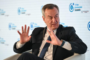 El consejero delegado de Banco Sabadell, César González-Bueno, interviene en el foro organizado por el diario Expansión para analizar la compleja situación global derivada de la política arancelaria impulsada por la Casa Blanca y los conflictos bélicos en Ucrania y Gaza, entre otros factores, este miércoles en Madrid. EFE/ Fernando Villar