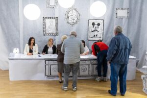 Varios ciudadanos emiten su voto en un centro de votación en la Casa Municipal de Cultura durante las elecciones presidenciales polacas en Czerwonak, centro-oeste de Polonia, el 18 de mayo de 2025. EFE/EPA/Pawel Jaskolka POLAND OUT