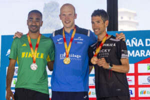 El atleta Jorge González (c) oro, junto con Javier Guerra (d), bronce y Abdennasser Oukhelfen Ben Haddou (i), plata en el podio del Campeonato de España de Media Maratón Absoluto celebrado en Pollença, Mallorca. EFE/ Cati Cladera