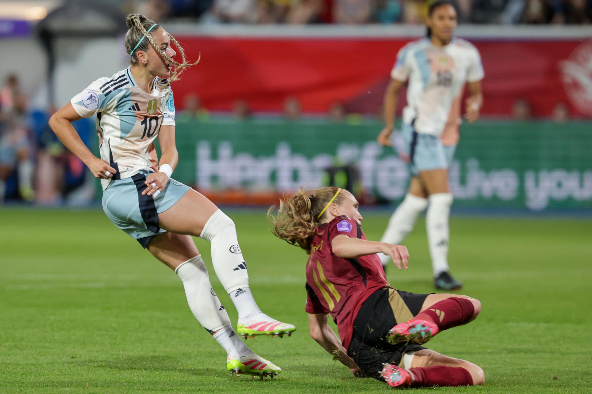 España goleó este viernes a Bélgica (1-5) con sendos dobletes de Esther González y Athenea del Castillo y un tanto de Alba Redondo, se mantuvo como líder del grupo A3 de la Liga de Naciones y depende de ella misma para pasar a la fase final, que alcanzará si gana o empata con Inglaterra en Barcelona. EFE/EPA/OLIVIER MATTHYS