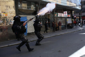 Seguidores de Morales chocaron con la Policía en la tercera jornada consecutiva de movilizaciones que exigen al órgano electoral el registro de su candidatura presidencial para las elecciones generales del 17 de agosto, a pesar de que el exmandatario está inhabilitado por un fallo constitucional. EFE/ Luis Gandarillas