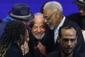 El presidente de Brasil, Luiz Inácio Lula da Silva (c), participa en un evento este 20 de mayo de 2025, en Río de Janeiro (Brasil). EFE/ Antonio Lacerda