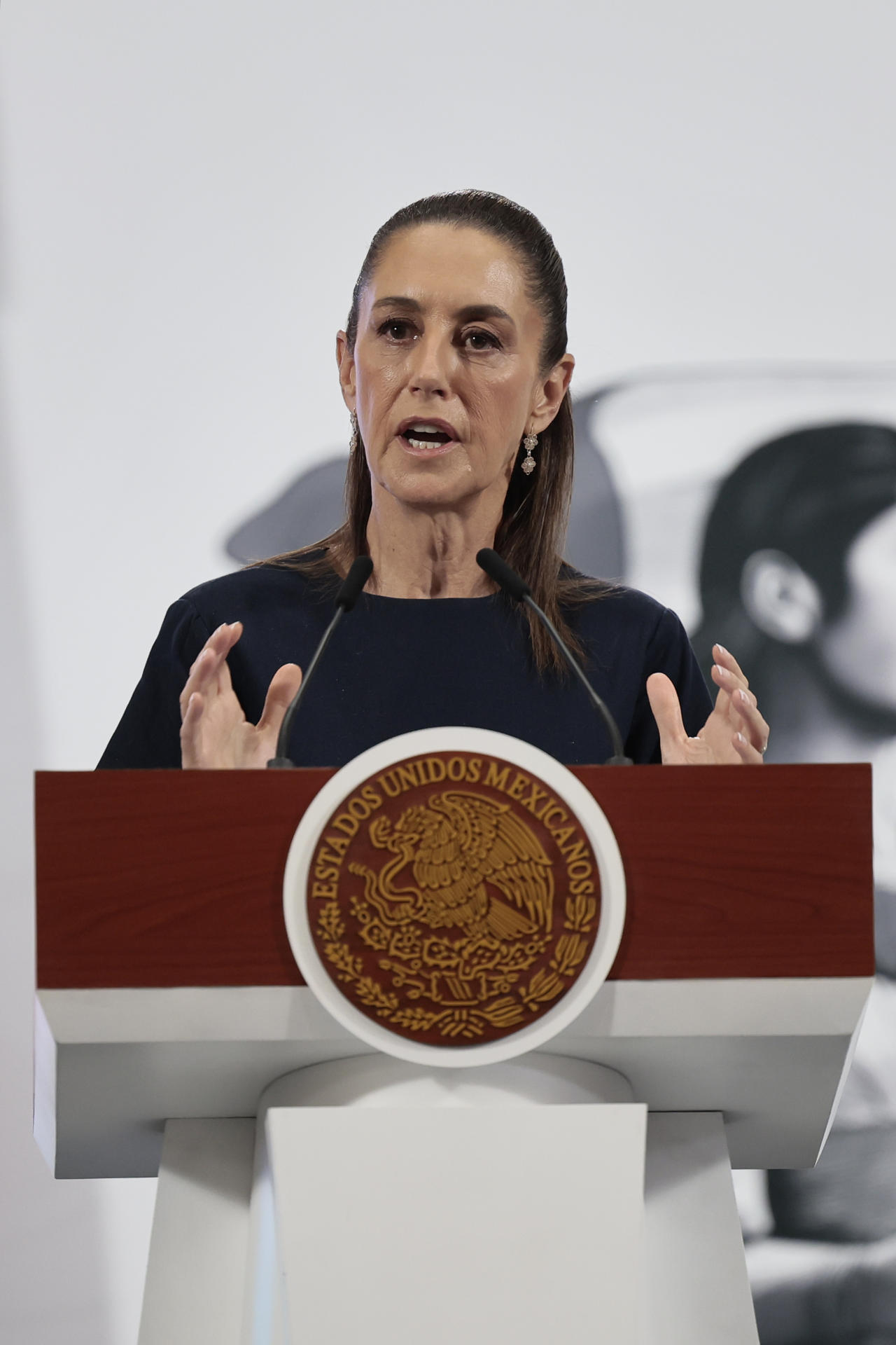 La presidenta de México, Claudia Sheinbaum, habla durante su conferencia de prensa matutina este viernes, en Palacio Nacional de Ciudad de México (México). EFE/ José Méndez
