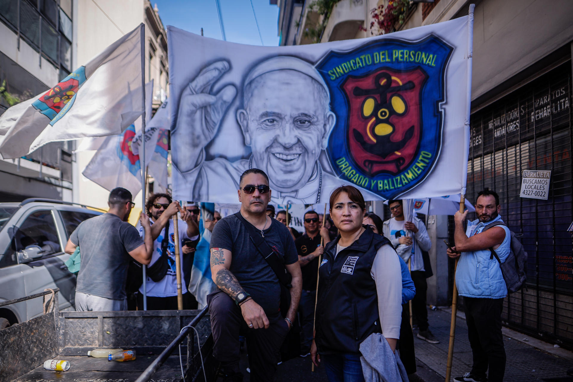 Personas sostienen un cartel con la imagen del papa Francisco durante una movilización este miércoles, en el marco del Día del Trabajador en Buenos Aires (Argentina). EFE/ Juan Ignacio Roncoroni