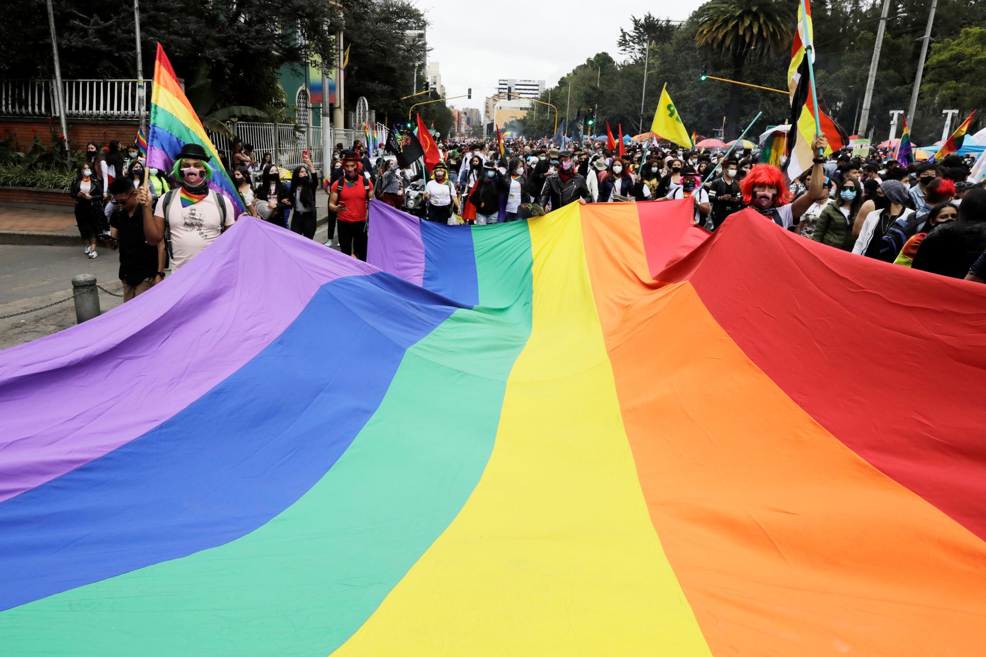 Fotografía de archivo de miembros y simpatizantes de la comunidad LGTBI en el desfile del Orgullo por las calles de Bogotá (Colombia). EFE/ Carlos Ortega