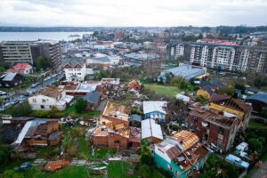 Fotografía aérea que muestra los destrozos causados que dejó un tornado este 25 de mayo de 2025, a la ciudad de Puerto Varas (Chile). EFE/ Felipe Constanzo
