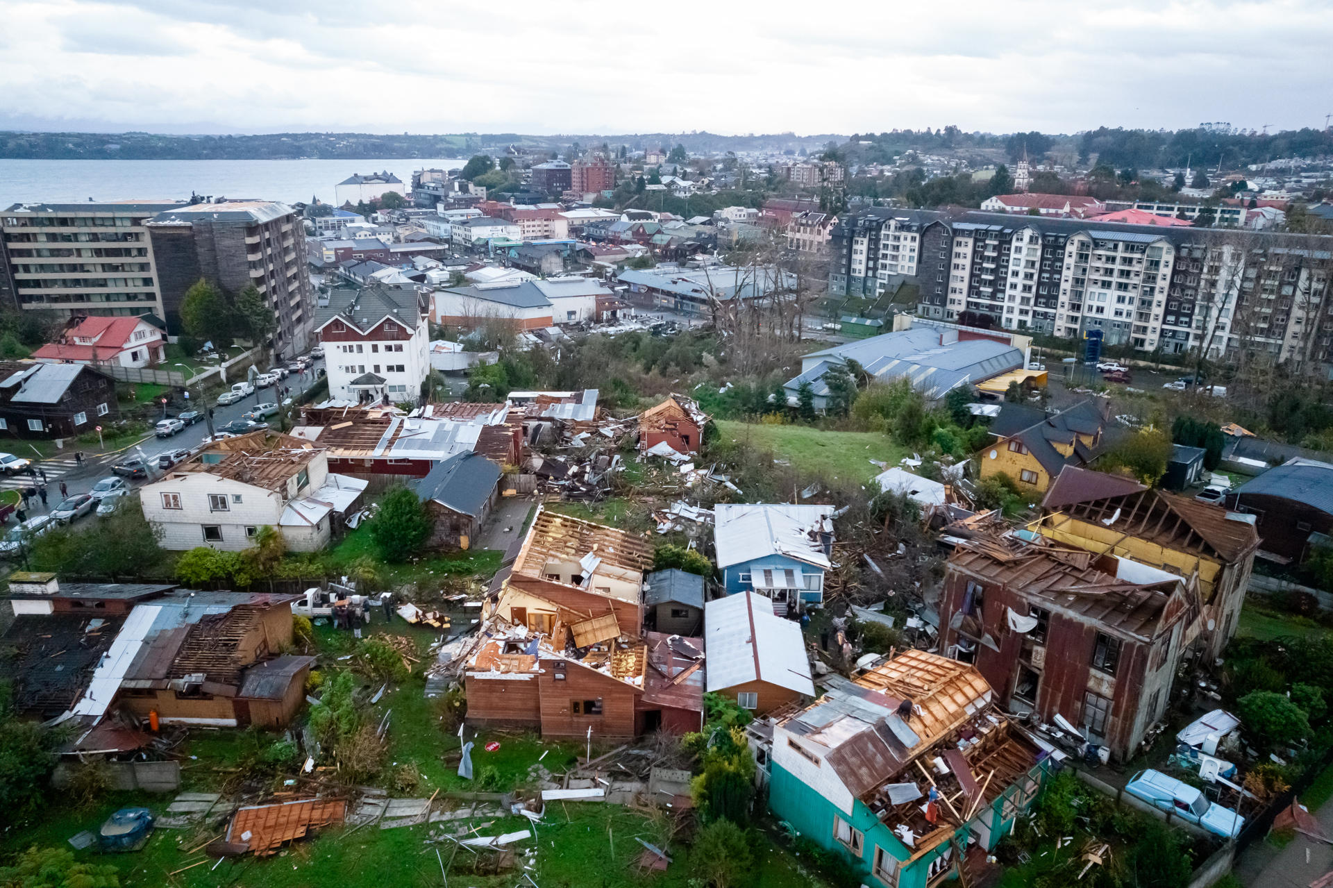Fotografía aérea que muestra los destrozos causados que dejó un tornado este 25 de mayo de 2025, a la ciudad de Puerto Varas (Chile). EFE/ Felipe Constanzo