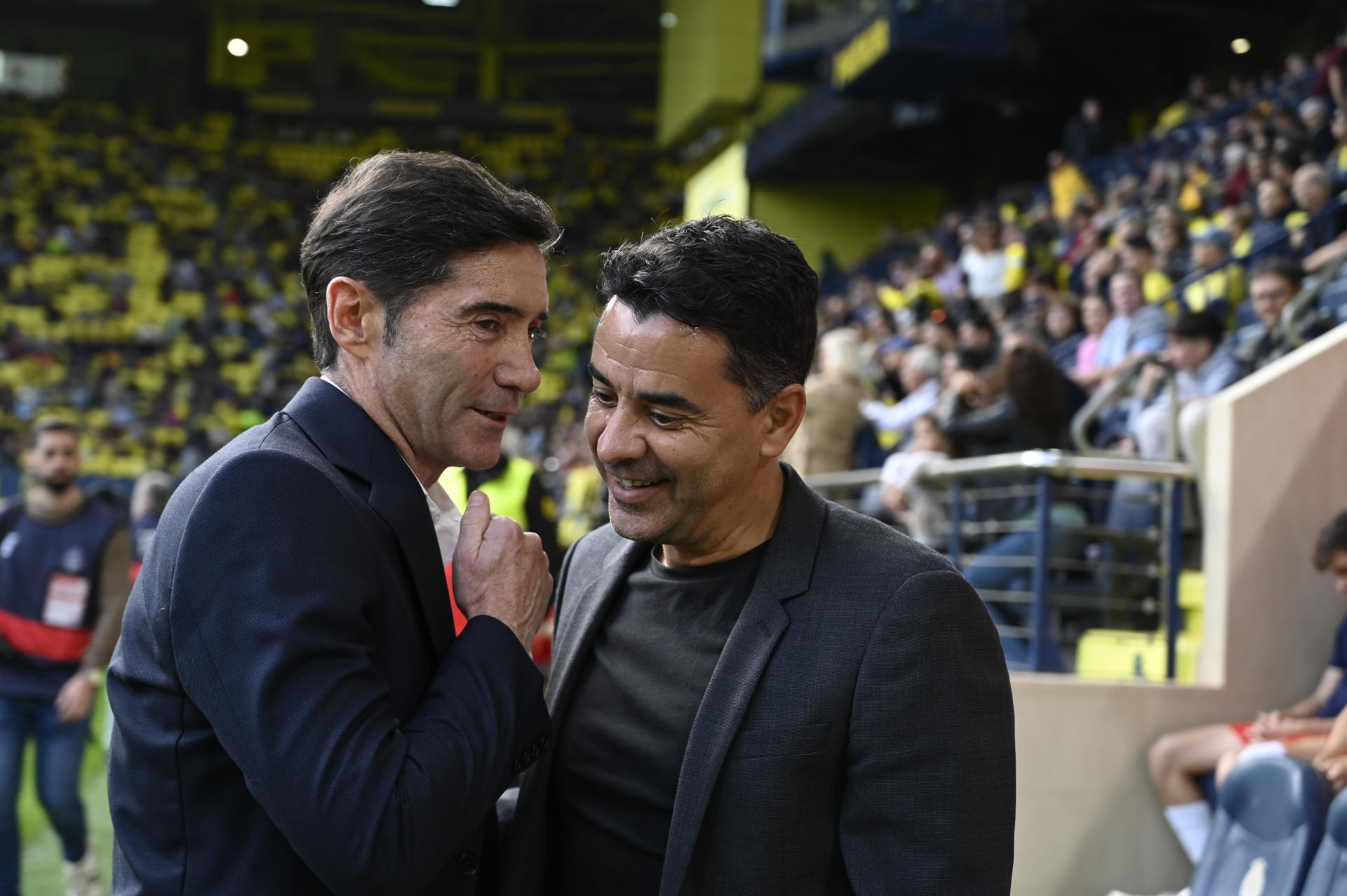 El entrenador del Villarreal, Marcelino García Toral (i) saluda a su homólogo Michel (d) del Girona durante un partido de LaLiga. EFE/ Andreu Esteban