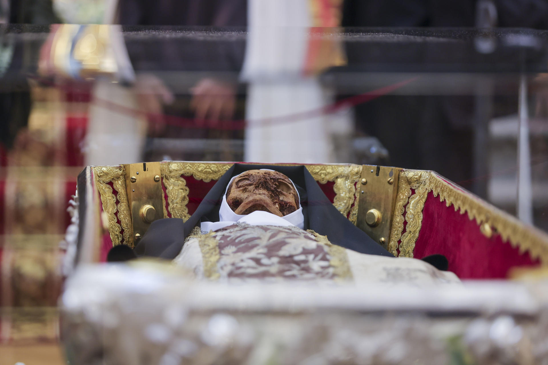 Exposición pública de Santa Teresa de Jesús para su veneración en la Basílica de la Anunciación de Nuestra Señora del Carmen, en la localidad salmantina de Alba de Tormes. EFE/JM GARCIA
