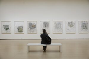 Imagen de archivo de una persona contemplando obras de una exposición en el Museo Guggenheim Bilbao. EFE/ Miguel Toña