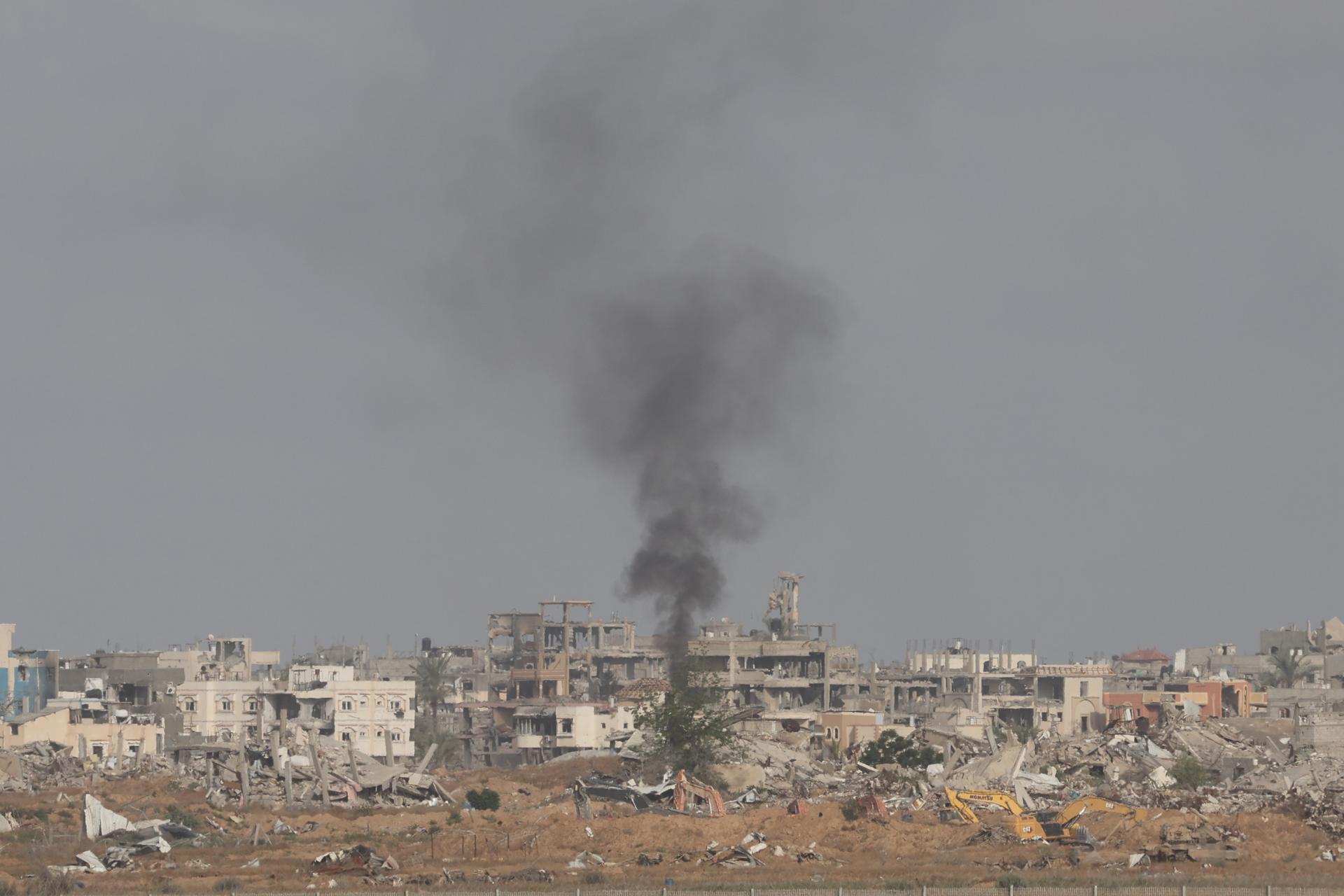 El humo se eleva de los edificios en ruinas en la Franja de Gaza, como se ve cerca de la frontera con la Franja de Gaza, sur de Israel, 19 de mayo de 2025. Las Fuerzas de Defensa Israelíes han anunciado el lanzamiento de amplias operaciones en la Franja de Gaza llamadas 'Operación Carros de Gedeón', destinadas a presionar a Hamás para que libere a los rehenes israelíes restantes. Cincuenta y ocho rehenes israelíes permanecen en cautiverio EFE/EPA/ABIR SULTAN