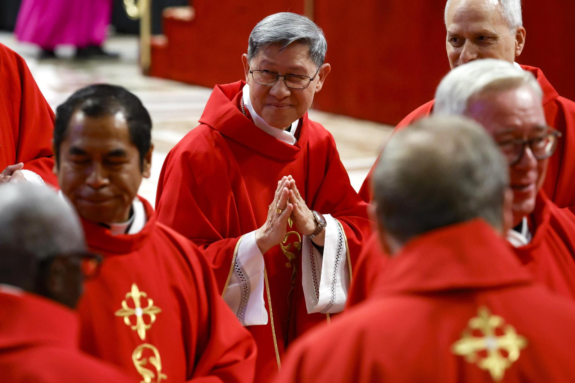 Ciudad del Vaticano (Estado de la Ciudad del Vaticano (Santa Sede)).- El cardenal Luis Antonio Tagle asiste a la quinta misa de novena semana en memoria del difunto papa Francisco en la Basílica de San Pedro, Ciudad del Vaticano, el 30 de abril de 2025. EFE/EPA/FABIO FRUSTACI