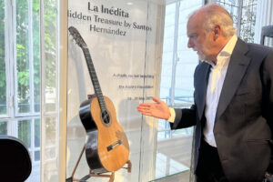 El cantante y guionista Paco Arango, hijo del empresario hispanomexicano Plácido Arango, explica este lunes en París (Francia), la leyenda detrás de la fabricación de 'La inédita', una guitarra española realizada por el prestigioso lutier madrileño Santos Hernández (1874-1943) para el guitarrista clásico Andrés Segovia, que se subasta desde hoy y durante nueve días por parte de la casa Bonhams de París, en el marco de una venta benéfica que partió de los 125.000 euros. EFE/ Val Torres