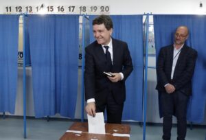 Nicusor Dan, alcalde de Bucarest y candidato independiente y proeuropeo, emite su voto durante la segunda vuelta de las elecciones presidenciales en Fagaras, Rumanía, el 18 de mayo de 2025. EFE/EPA/BOGDAN CRISTEL