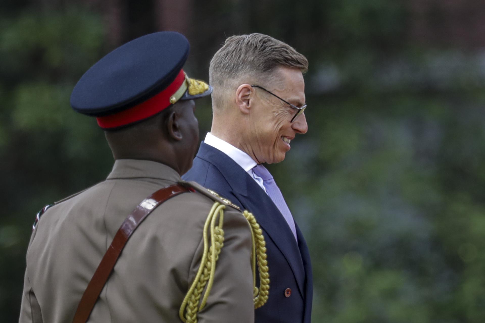 El presidente de Finlandia, Alexander Stubb (D), inspecciona la guardia de honor montada por las Fuerzas de Defensa de Kenia (KDF) a su llegada a la Statehouse en Nairobi, Kenia, el 12 de mayo de 2025. La pareja presidencial finlandesa está en una visita de estado de tres días a Kenia, cuyo objetivo es intensificar la cooperación entre Finlandia y Kenia. (Finlandia, Kenia) EFE/EPA/DANIEL IRUNGU