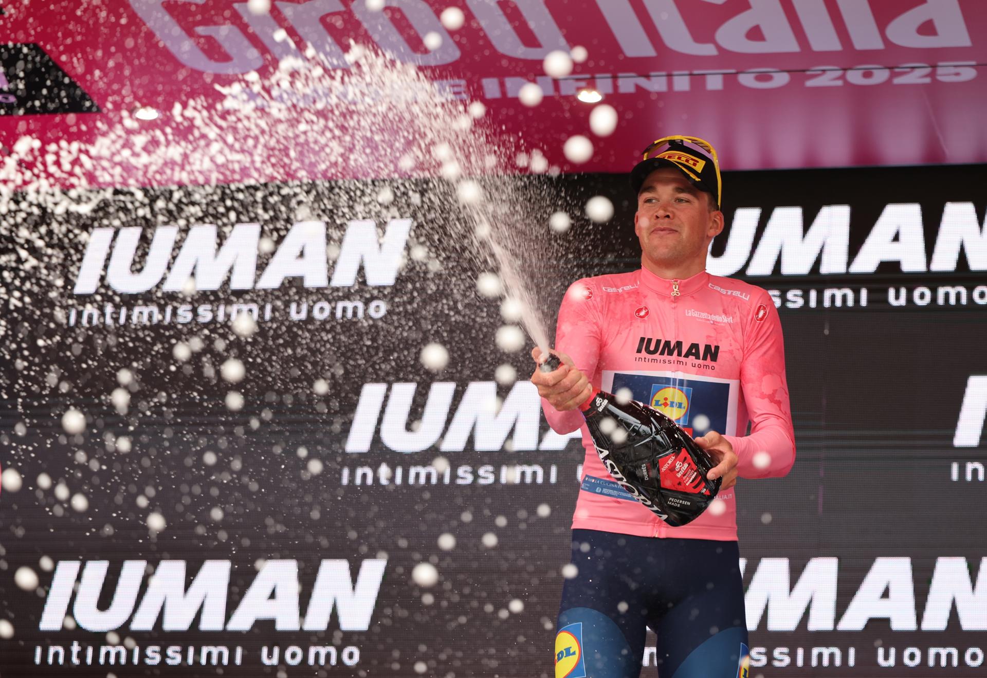 Mads Pedersen, en el podio del Giro este viernes. EFE/EPA/GEORGI LICOVSKI
