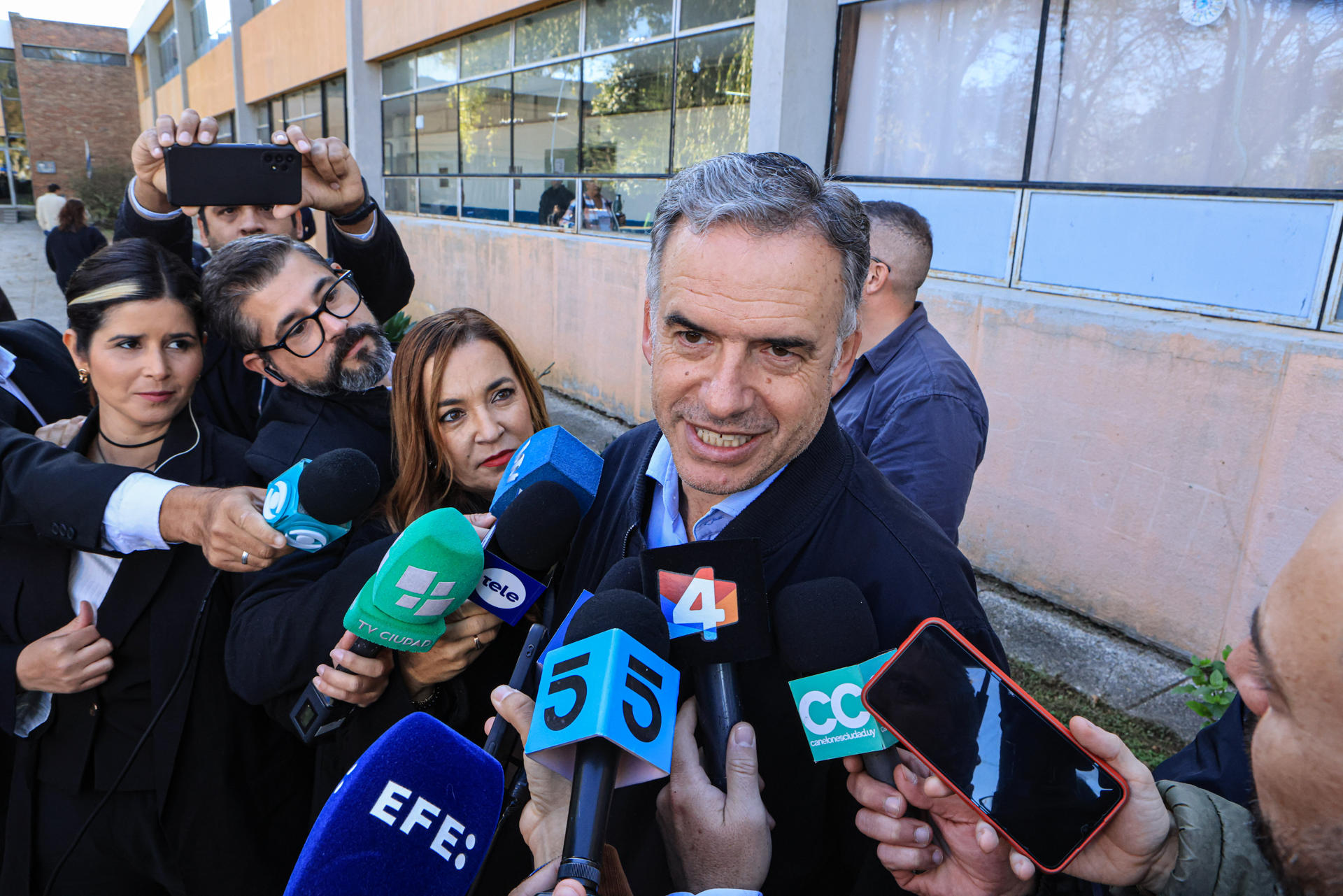 El presidente de Uruguay, Yamandú Orsi, habla con la prensa durante las elecciones departamentales y municipales este domingo, en Canelones (Uruguay). EFE/ Gastón Britos