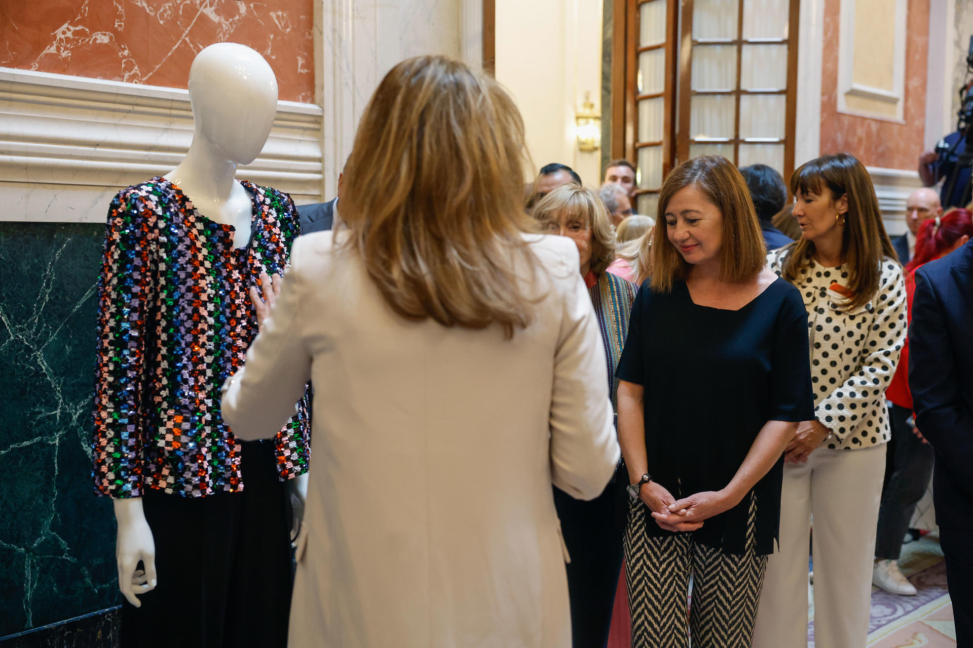 La presidenta del Congreso, Francina Armengol durante el acto de inauguración de la exposición La voz de las supervivientes a través de puntadas de dignidad, este martes en la Cámara Baja. EFE/ J.P.Gandul