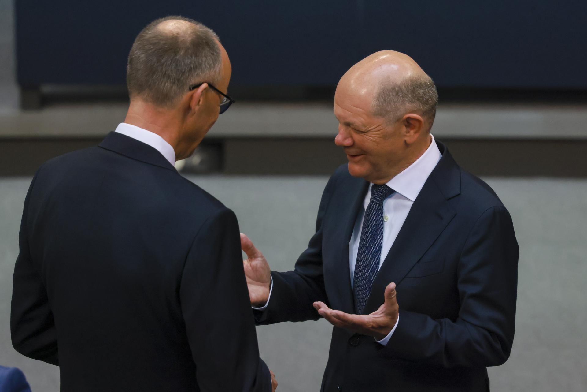 El canciller alemán designado y presidente de la Unión Demócrata Cristiana (CDU), Friedrich Merz (I), y el canciller alemán saliente, Olaf Scholz, asisten a la elección del canciller alemán en el Bundestag en Berlín, el 6 de mayo de 2025. EFE/EPA/HANNIBAL HANSCHKE