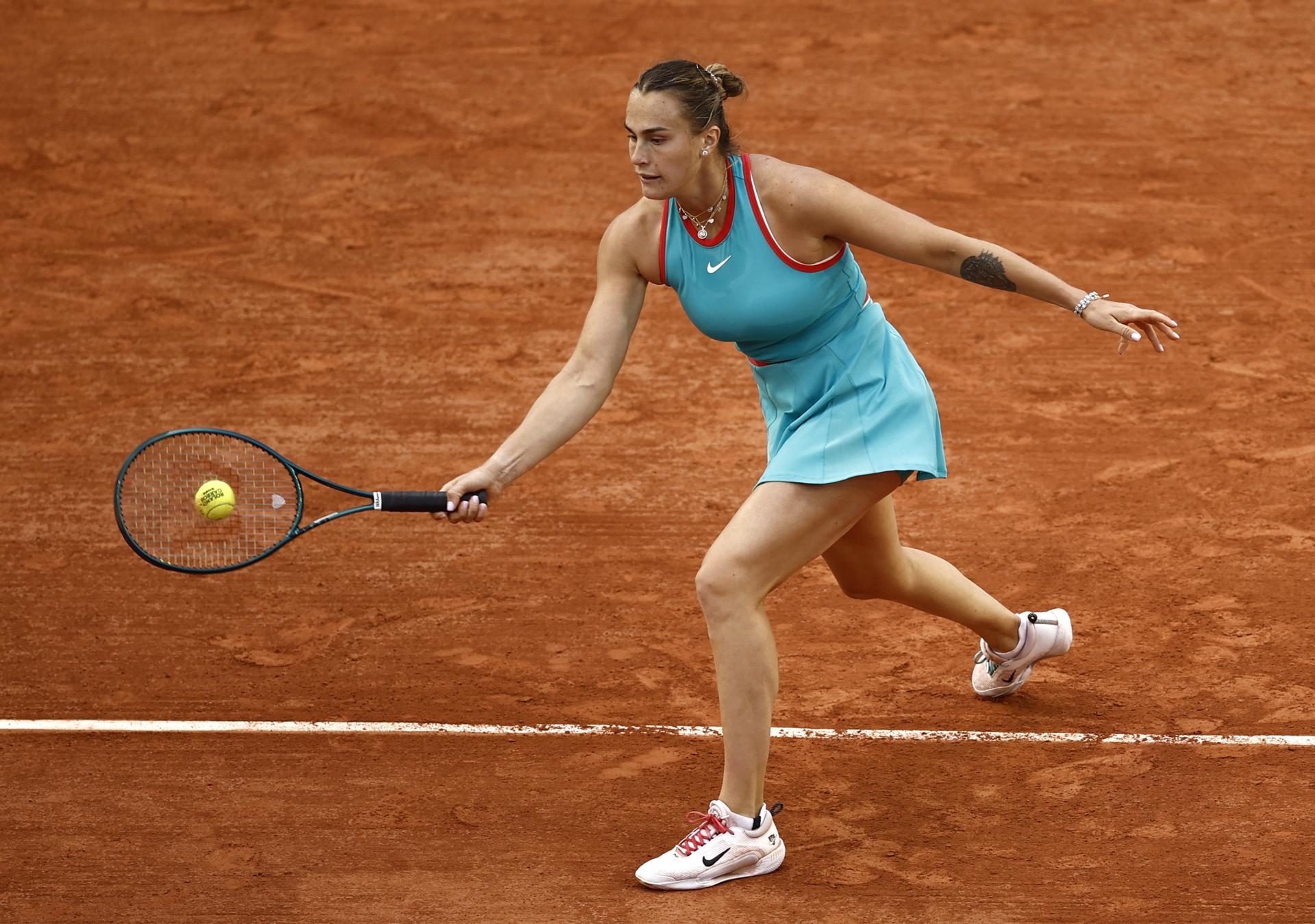 La bielorrusa Aryna Sabalenka, número 1 del mundo, en su partido contra la suiza Jil Teichmann, 97 del mundo, en tercera ronda de Roland Garros. EFE/EPA/YOAN VALAT