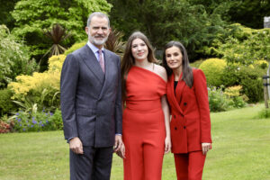 Los reyes de España, Felipe VI y Letizia, posan junto a la infanta Sofía antes de su graduación en el UWC Atlantic College de Gales, donde concluyó el Bachillerato Internacional. EFE/ Francisco Gómez/Casa De S.m. El Rey SOLO USO EDITORIAL/SOLO DISPONIBLE PARA ILUSTRAR LA NOTICIA QUE ACOMPAÑA (CRÉDITO OBLIGATORIO)
