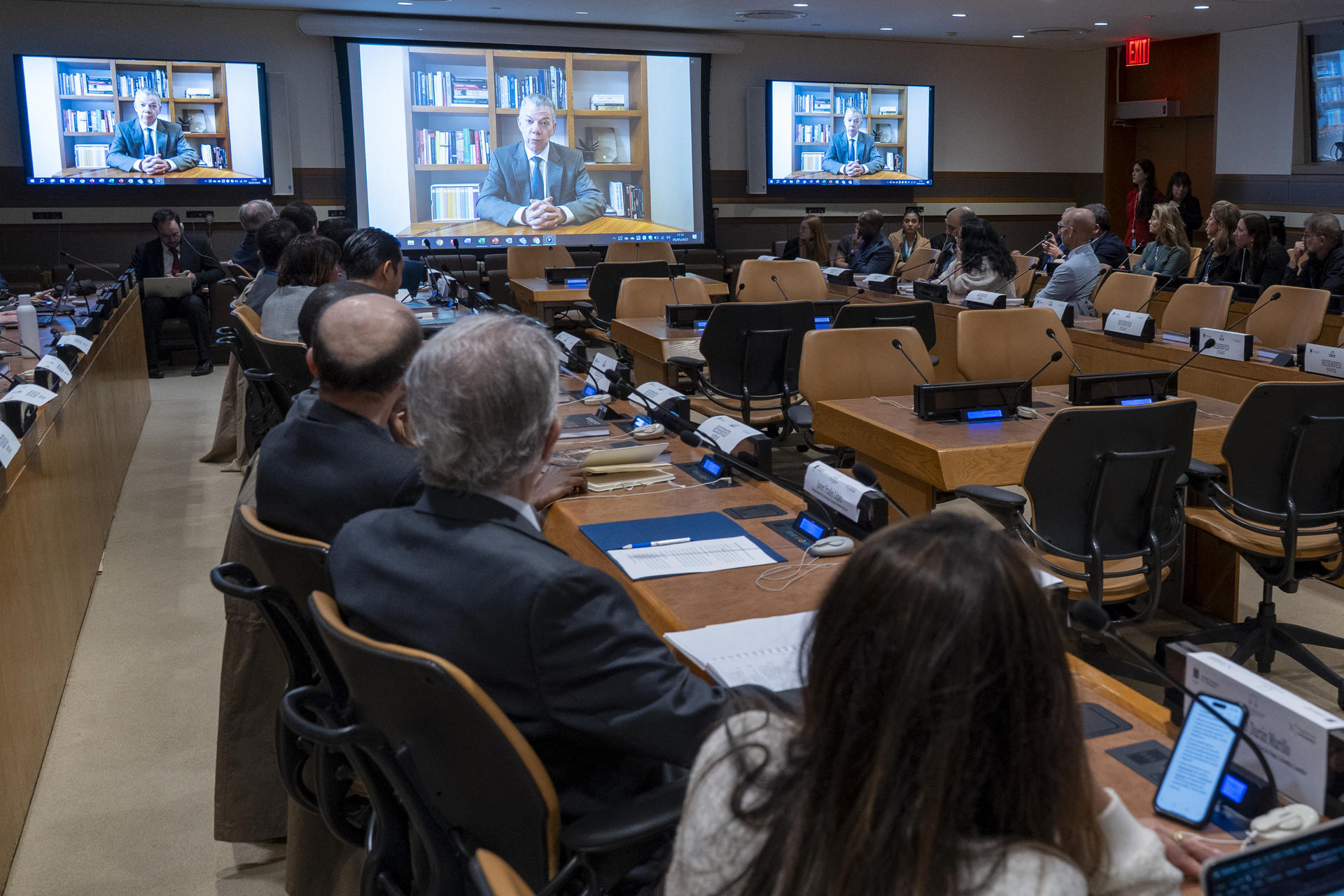 El expresidente de Colombia Juan Manuel Santos (pantalla) habla por medio de videoconferencia durante la presentación del libro "Pasado, presente y futuro de la justicia transicional" este lunes, en la sede de la ONU en Nueva York (Estados Unidos). EFE/ Ángel Colmenares