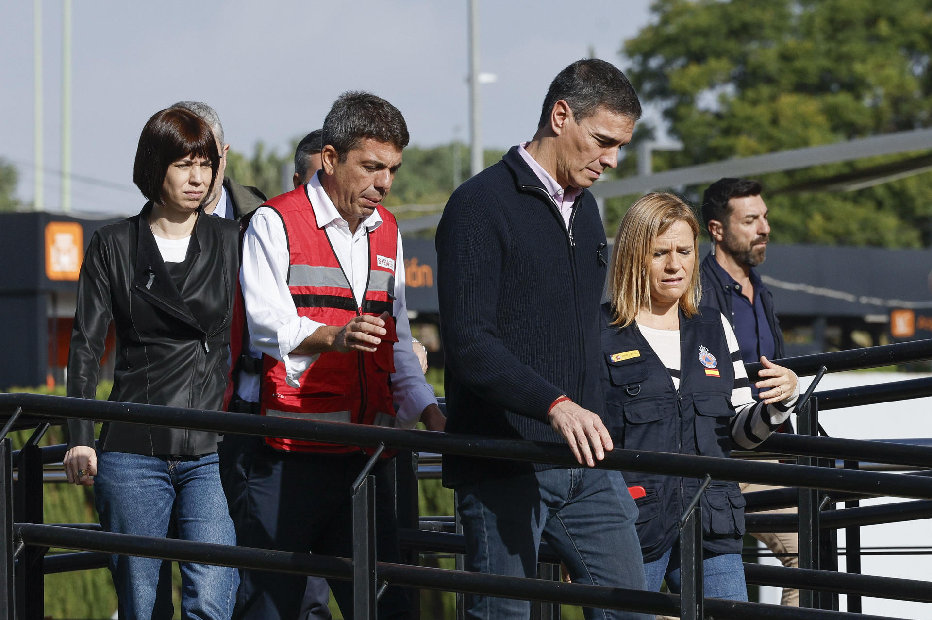 Imagen de archivo del presidente del Gobierno, Pedro Sánchez (c), acompañado por el presidente de la Generalitat valenciana, Carlos Mazón (2i), durante una visita al Centro de Coordinación Operativo Integrado (Cecopi) el pasado 31 de octubre, dos días después de la dana. EFE/ Kai Försterling
