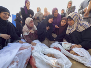 Al menos 22 menores de edad y 15 mujeres perdieron la vida en los ataques israelíes de anoche contra el norte de la Franja de Gaza, que dejaron 50 muertos, confirmaron a EFE fuentes del Hospital Indonesio de Beit Lahia, que recibió los cadáveres. La oleada de bombardeos estuvo dirigida contra la localidad de Yabalia y el campamento de refugiados del mismo nombre, y se produjo después de que el Ejército israelí identificara anoche el lanzamiento de tres cohetes desde la Franja hacia Israel. EFE/ Ahmad Awad
