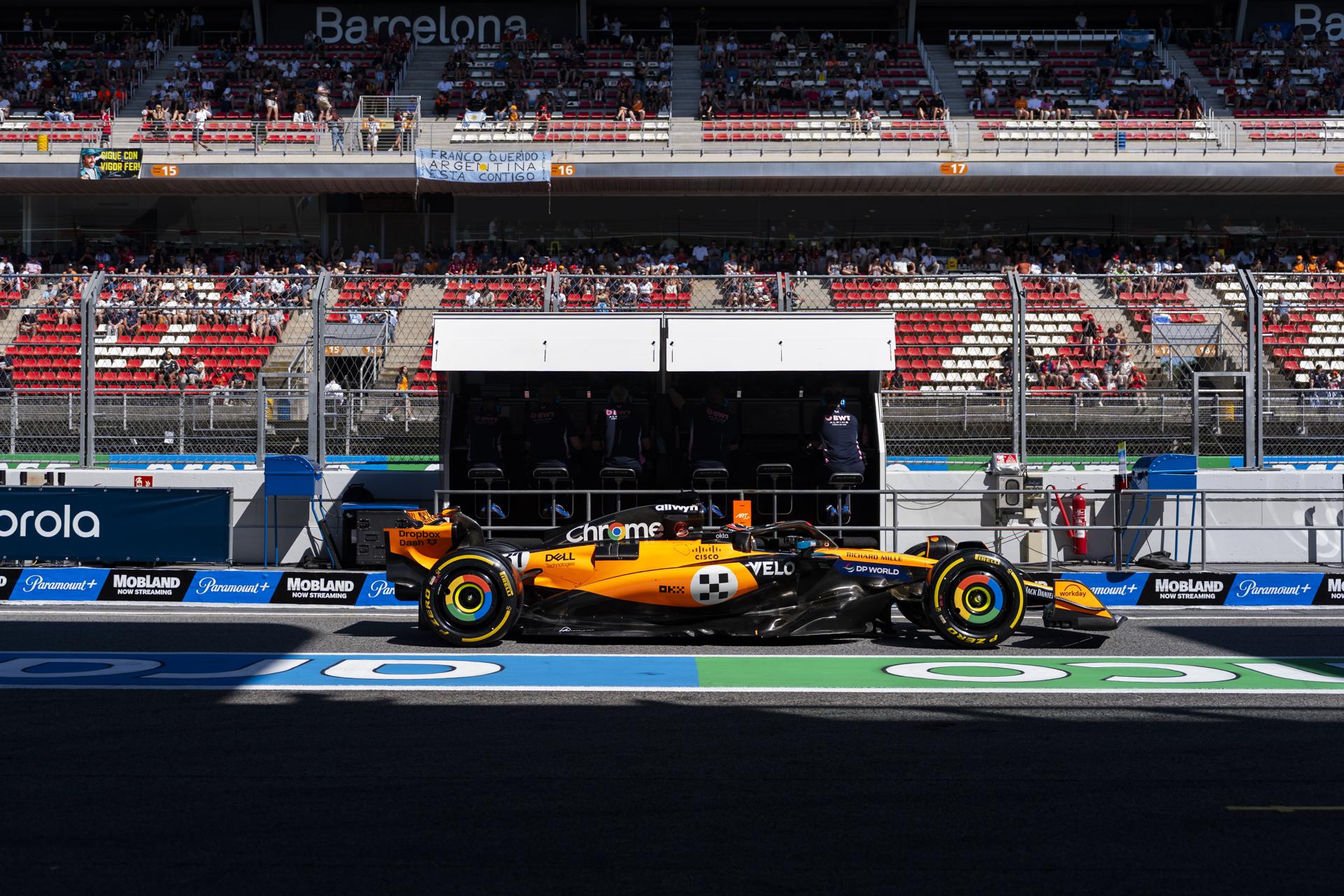 El piloto de McLaren, Oscar Piastri, de Australia, en acción durante la segunda sesión de entrenamientos del Gran Premio de España de Fórmula Uno en Montmeló. EFE/EPA/SIU WU