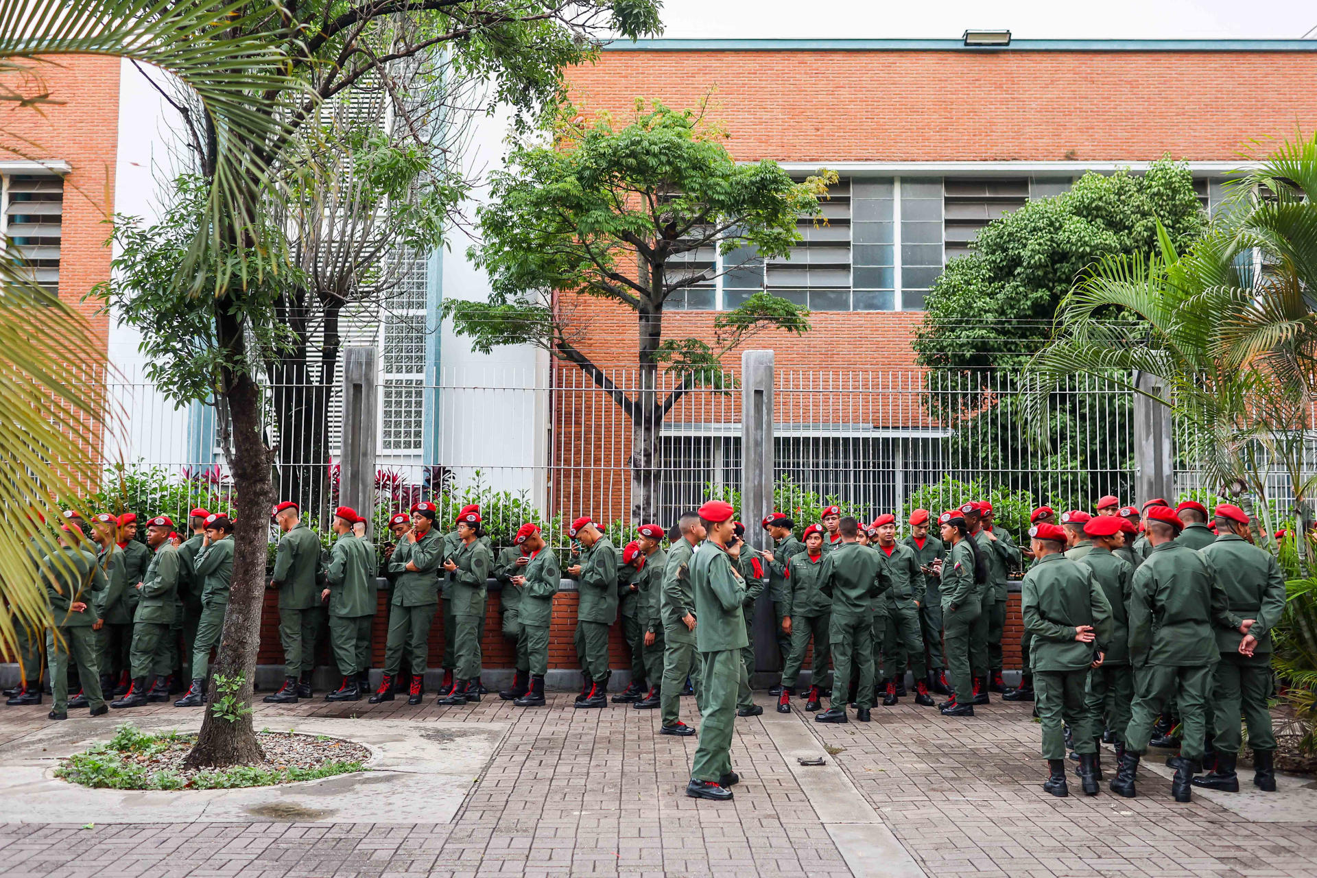 Militares esperan afuera de un centro electoral para participar en las elecciones regionales, este domingo en Caracas (Venezuela). EFE/ Miguel Gutiérrez