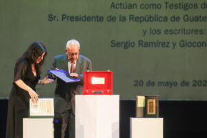 Miguel Ángel Asturias Amado entrega el legado de su padre, el escritor guatemalteco Miguel Ángel Asturias, a la Caja de las Letras del Instituto Cervantes, a la directora de Cultura, Raquel Caleya, este martes en Ciudad de Guatemala (Guatemala). EFE/ Mariano Macz